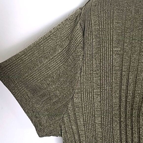 Army Green & Black Two-Tone Top with Buttons Down the Side, Size XL - Picture 3 of 7